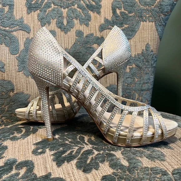 LE Chateau size 7.5 ivory heels with crystals - Picture 4 of 7